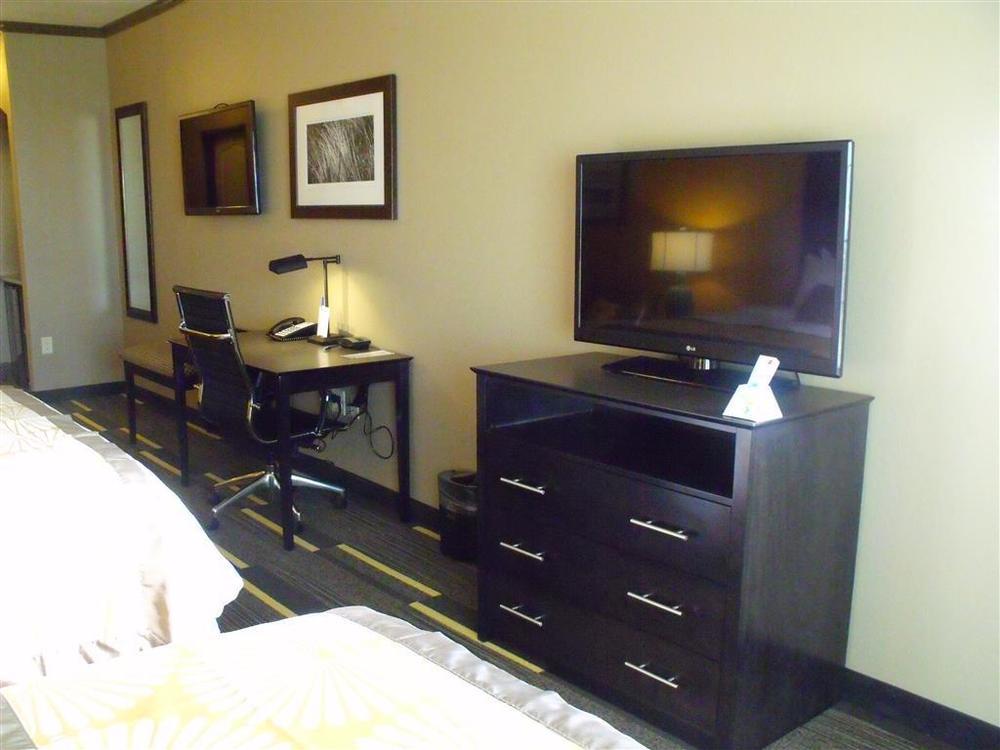 Best Western Plus Emerald Inn & Suites Garden City Room photo