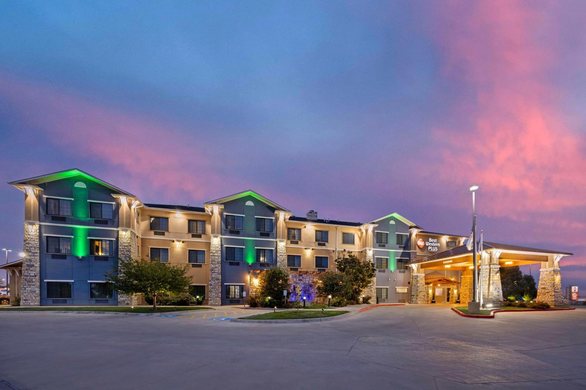 Best Western Plus Emerald Inn & Suites Garden City Exterior photo